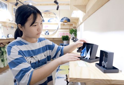 華鎣市青少年文化藝術(shù)展示交流中心及文創(chuàng)產(chǎn)品交易市場開市 文化與經(jīng)濟(jì)的雙贏新平臺(tái)